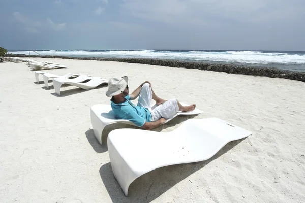 Sunon güneşlenme Beach üzerinden şapkalı adam