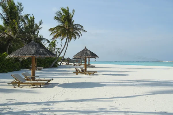 Chaises de plage à plage tropicale aux Maldives, Océan Indien . — Photo