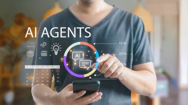 Bir adam akıllı telefonunu yapay zeka arayüzü ile etkileşime girmek için kullanır. Veri tablolarını ve bir takvimi analiz ediyor, iş otomasyonu için modern teknolojiyi gösteriyor ve bir ofis ortamında yöneticilik yapıyor..