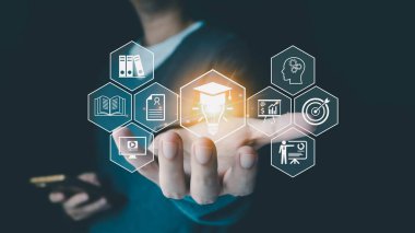 Bir insan, öğrenme, beceri gelişimi ve kariyer gelişimi için parlak simgeler gösteren bir el ele tutuşur. Konsept modern dijital eğitimi ve mesleki gelişimi gösteriyor..