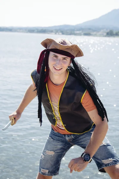 Korsan gibi giyinmiş adam denizde