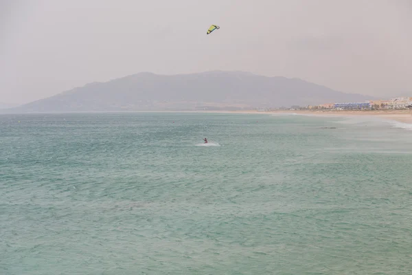 okyanus üzerinde Kiteboarding