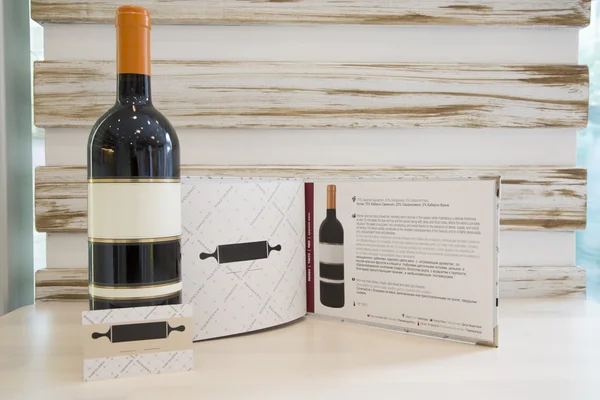 Bir şişe kırmızı şarap.