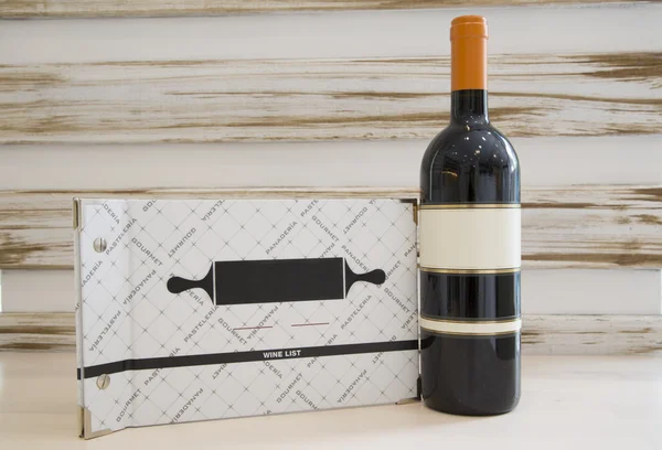 Bir şişe kırmızı şarap.