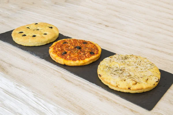 ahşap üzerine taze pizza