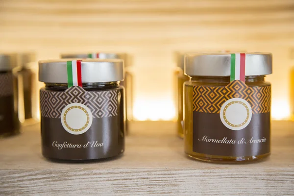 Çeşitli açık kavanoz koleksiyonu ile meyve reçeli