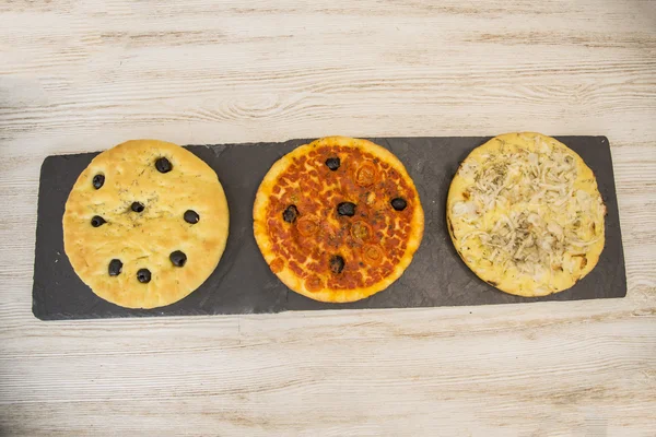 ahşap üzerine taze pizza