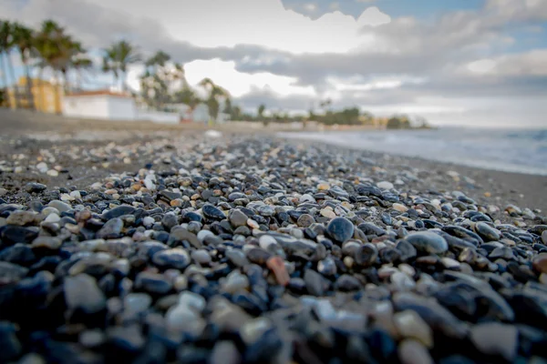 Kumsalda çakıl taşları