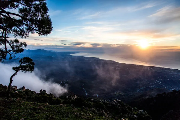  İspanyol yeşil tepelerin pitoresk görünümü 