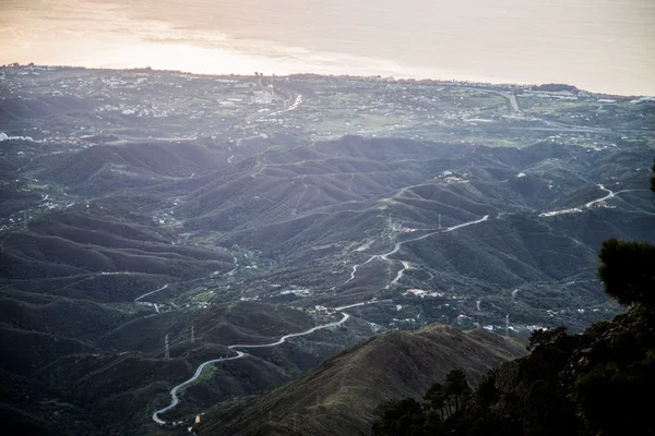  İspanyol yeşil tepelerin pitoresk görünümü 