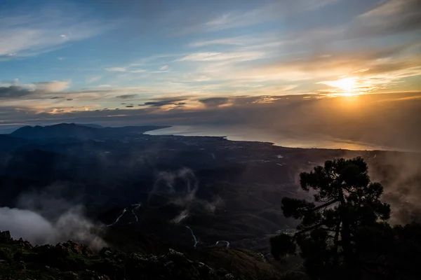  İspanyol yeşil tepelerin pitoresk görünümü 