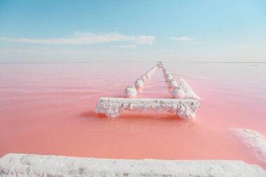 Deniz tuzu çıkarmak yerine binaları su basmış. Zamanla ahşap kirişler tuz kalıntılarıyla kaplandı.