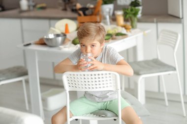 Güzel bebek. 8 yıldır bir sandalyede oturuyor ve kameraya bakıyor.