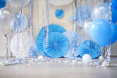 Mavili, balonlu, şenlikli dekorasyon.