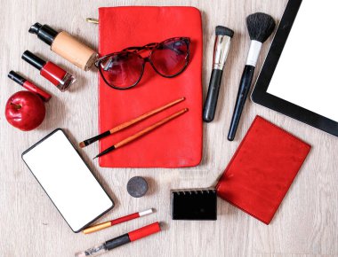 Aksesuar ve nesne gruplarının kozmetik bileşimi