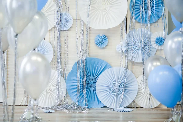 Het concept van feestelijke decoraties in blauw met ballonnen — Stockfoto