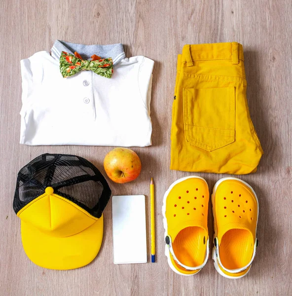 Conjunto elegante de um menino com cores amarelas dominantes e acce — Fotografia de Stock