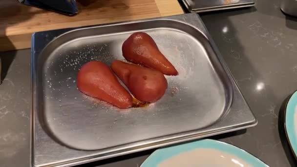 Mannelijke chef karameliseert een tomist peer op een metalen vat — Stockvideo