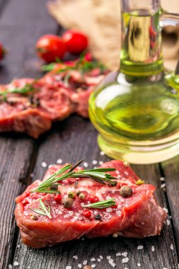 baharat, domates ve limon ile marine edilmiş somon balığı