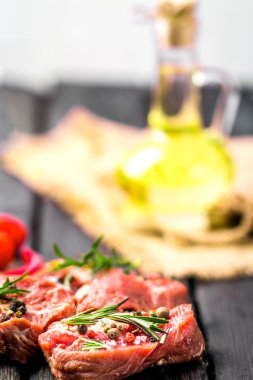 Ham sığır eti biftek ve baharatlar