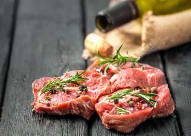 biftek ve bir tabak salata