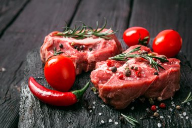 Ham sığır eti biftek ve baharatlar