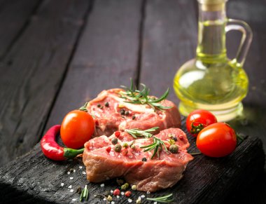 Ham sığır eti biftek ve baharatlar