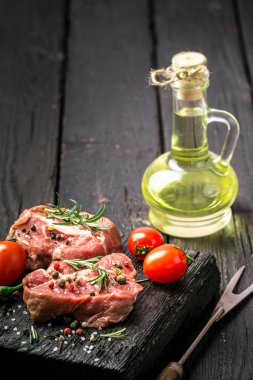 Ham sığır eti biftek ve baharatlar