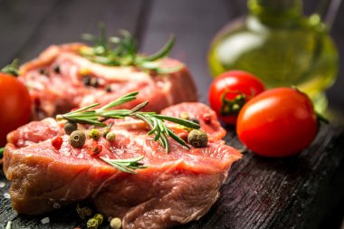Ham sığır eti biftek ve baharatlar