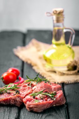 Ham sığır eti biftek ve baharatlar