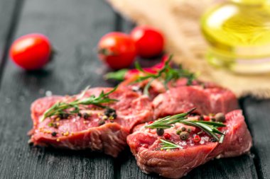 Ham sığır eti biftek ve baharatlar