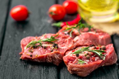 Ham sığır eti biftek ve baharatlar