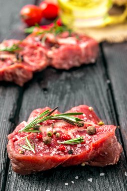 Ham sığır eti biftek ve baharatlar