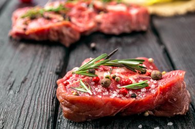 Ham sığır eti biftek ve baharatlar