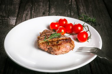 Ham sığır eti biftek ve baharatlar