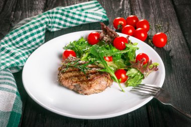 biftek ve bir pansteak kiraz domates ve domates bir tavada