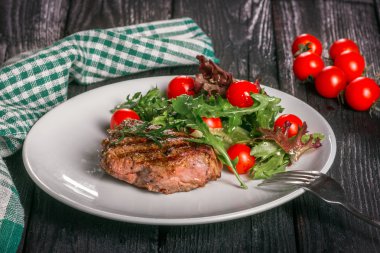 biftek ve bir pansteak kiraz domates ve domates bir tavada