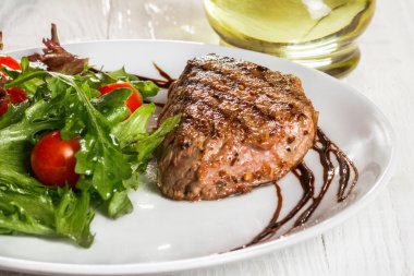 biftek ve bir pansteak kiraz domates ve domates bir tavada