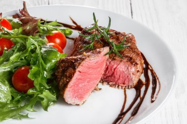 biftek ve bir pansteak kiraz domates ve domates bir tavada