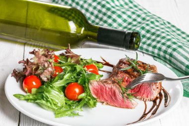 Ham sığır eti biftek ve baharatlar