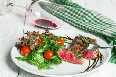 Ham sığır eti biftek ve baharatlar