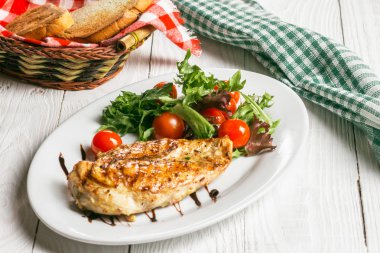 biftek ve bir tabak salata