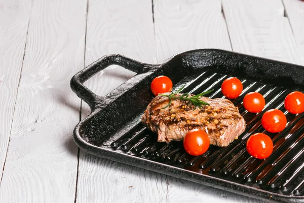 biftek ve bir tavada domates