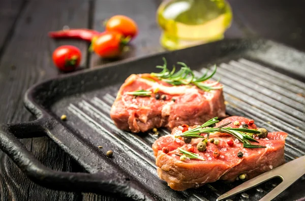 Bistecca di manzo crudo e spezie — Foto Stock