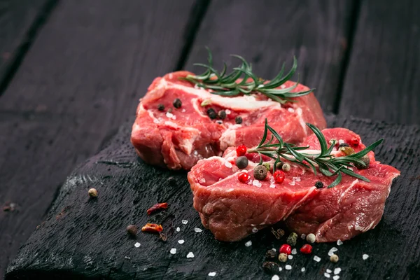 Syrové hovězí steak a koření — Stock fotografie