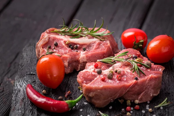 Syrové hovězí steak a koření — Stock fotografie