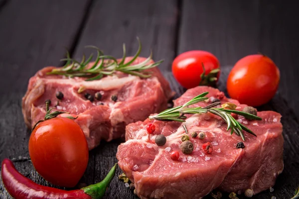 Syrové hovězí steak a koření — Stock fotografie