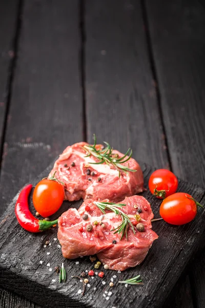 Syrové hovězí steak a koření — Stock fotografie