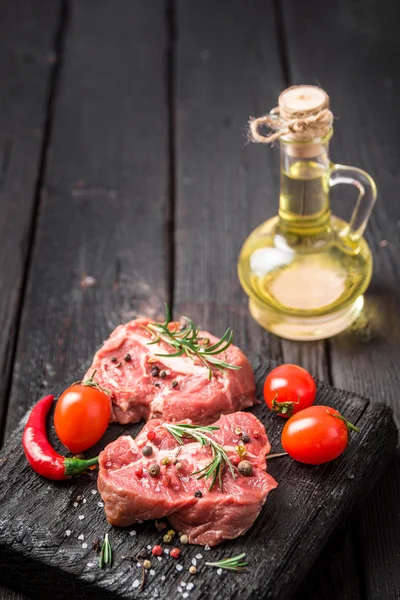 Ham sığır eti biftek ve baharatlar