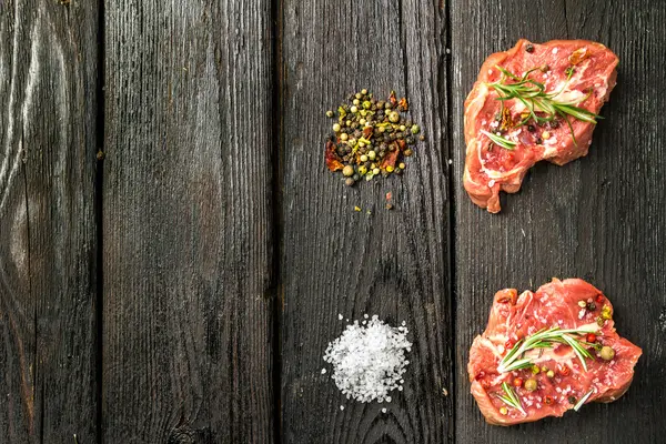원시 쇠고기 스테이크와 향신료 — 스톡 사진